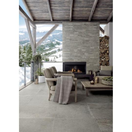 szurke burkolat etkezo telikert nappali konyha felujitas gresburkolta paldo burkolt fal burkolat modern mediteran stilus ko hatas.JPG